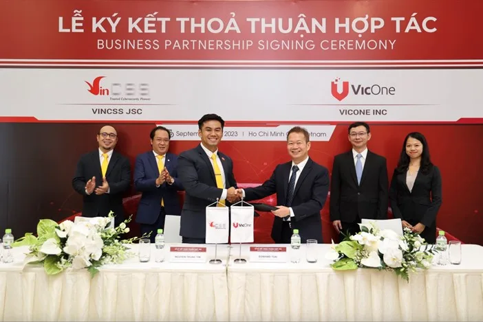 VicOneとVinCSSは自動車サイバーセキュリティ保護における提携強化に向けMOUを締結。左1：VinCSS 副CEO Philip Hung Cao、左2：VinCSS CEO 兼 創業者 Simon Trac Do、左3：VinCSS 自動車サイバーセキュリティ部門責任者 Tin Nguyen