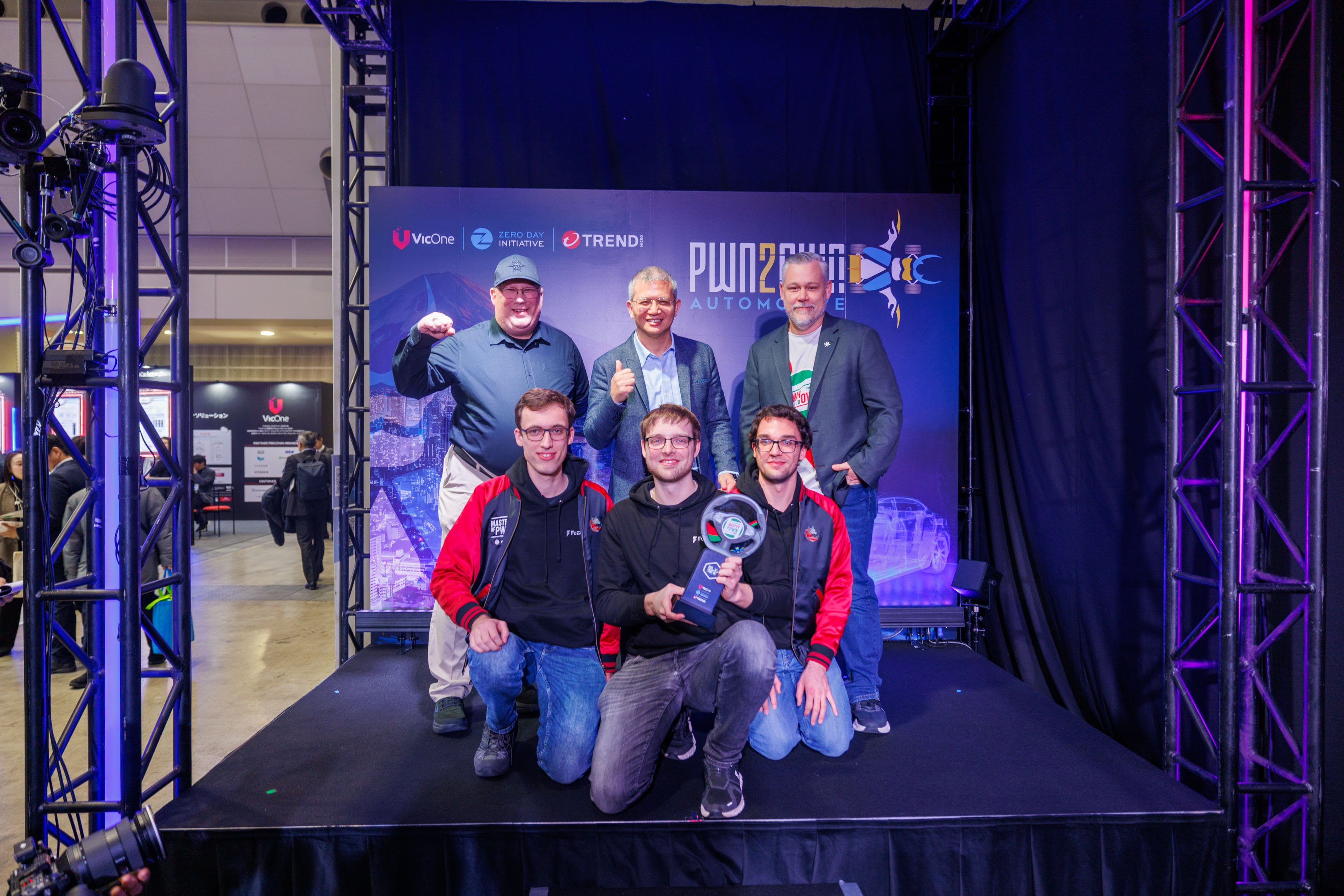 「Master of Pwn 2026」に輝いた「Fuzzware.io」とTrend AI ZDIのDustin Childs、VicOne CEOのMax Cheng、Trend AI ZDIのBrian Gorenc