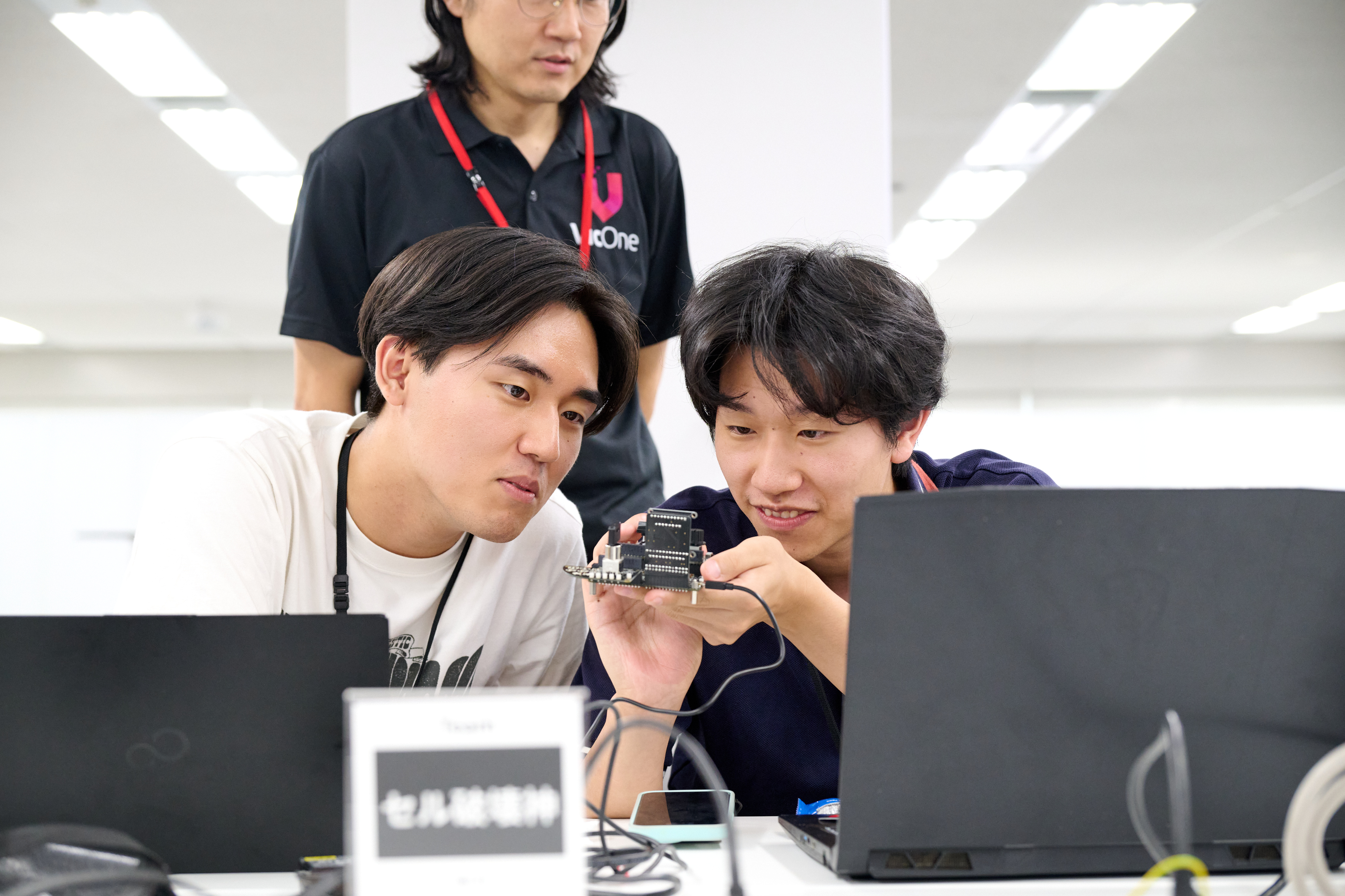 学生チームの奮闘（写真）